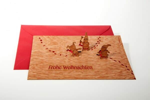 Die süße Wichtel Holzpopupkarte ist ein toller Weihnachtsgruß, der jedem ein Schmunzeln ins Gesicht zaubert.