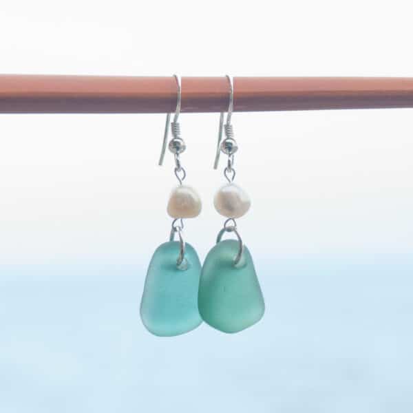silberne Ohrringe mit blauem Seeglas und echten Süsswasserperlen - ein nachhaltiges Geschenk von e-typisch