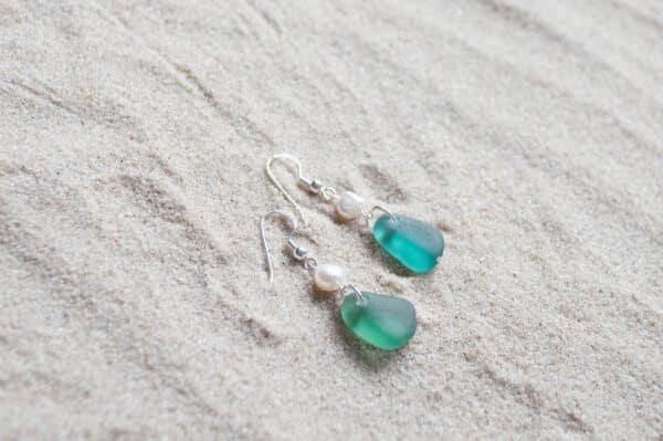 silberne Ohrringe mit blauem Seeglas und echten Süsswasserperlen - ein nachhaltiges Geschenk von e-typisch