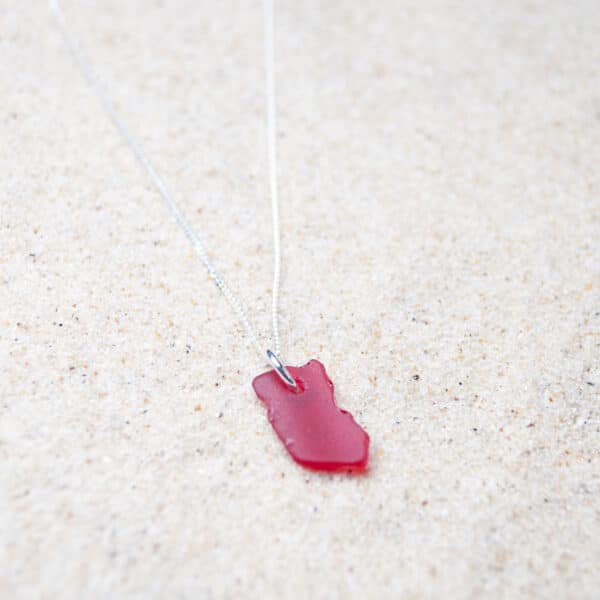 nachhaltige silberkette mit rotem Seeglasanhänger - ein tolles umweltfreundliches Geschenk von e-typisch