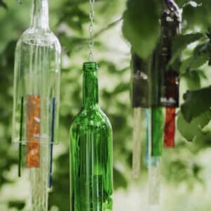Windspiel aus upgecycelter Weinflasche in verschiedenen Farben